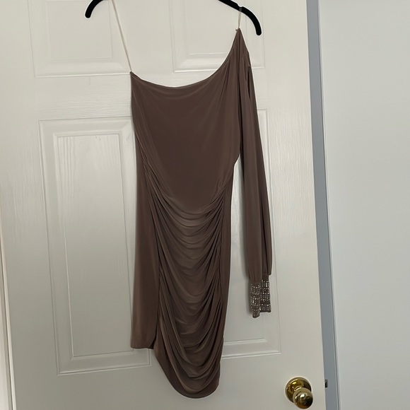 🦋 2/$40 One Shoulder Slit-Sleeve Nude Brown Dress - Picture 3 of 7